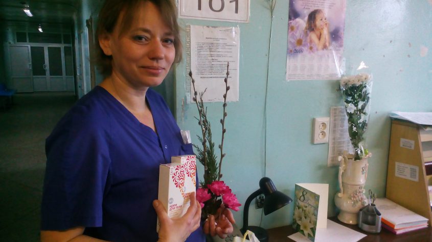 Волонтери "Бахмута Українського" привітали жінок-медиків.