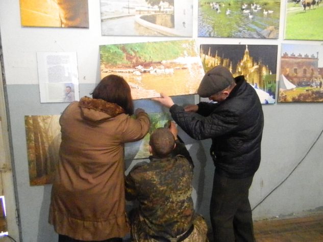 "Бахмут Український" презентував репродукції картин батька бійця та фото, які вже стали історією