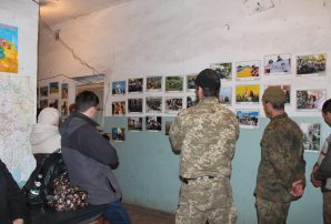 Волонтери, картини та бійці (ФОТО)