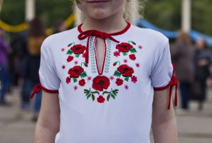 Обличчя українського Бахмута: портрети у вишиванках