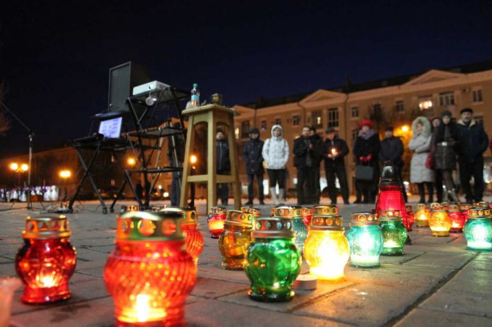 На головній площі Бахмута запалили скорботні свічки (ФОТО)