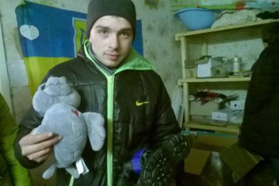 "Бахмут український" запрошує нужденних вибрати речі та взуття