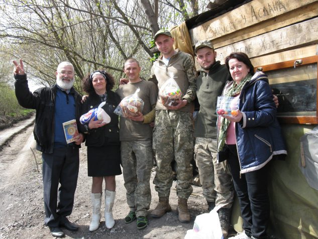 Волонтери "Бахмуту Українського" продовжують вітати воїнів та активістів з Великоднем