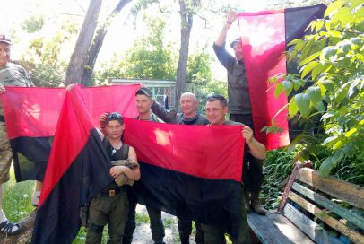 Волонтери ГО "Бахмут Український" передали на фронт повстанські прапори