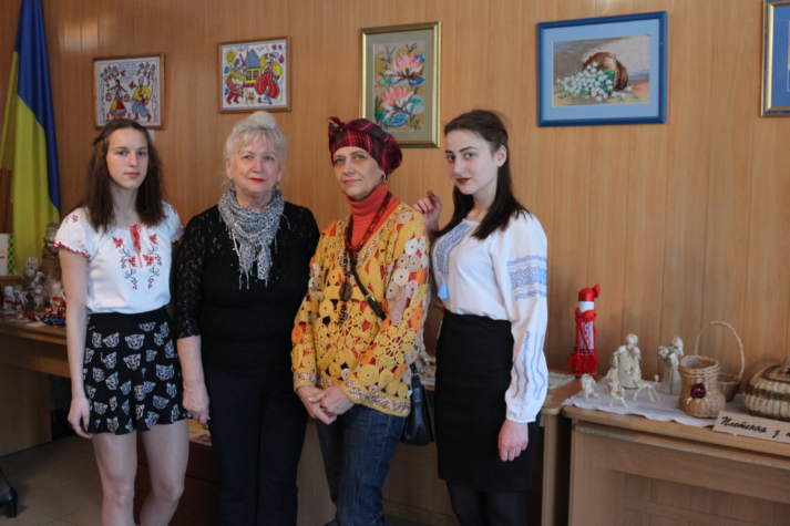 Волонтери разом зі студентами популяризують українську культуру