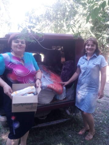 Речі для літніх людей з сіл району передали волонтери "Бахмута Українського"