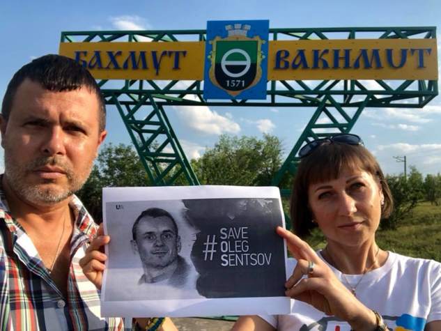 Мешканці прифронтового Бахмута підтримали Олега Сенцова фото-флешмобом(ФОТО)