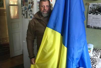 Прапор від майстрині "Бахмута Українського" майорить над териконом