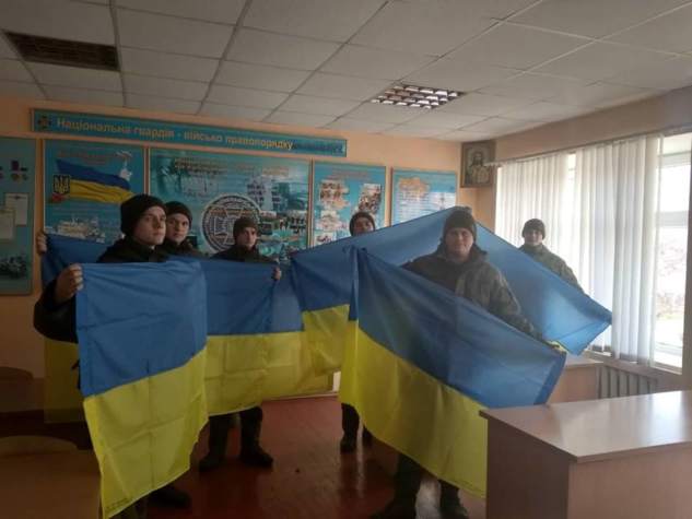 Прапори від "Бахмута Українського" передали під Маріуполь